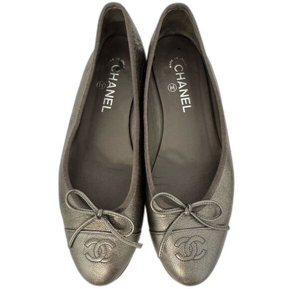 CHANEL Shoes - Chanel EU 39 CC Logo Dark Gray Metallic Pewter Classic Ballet Flats Authentic